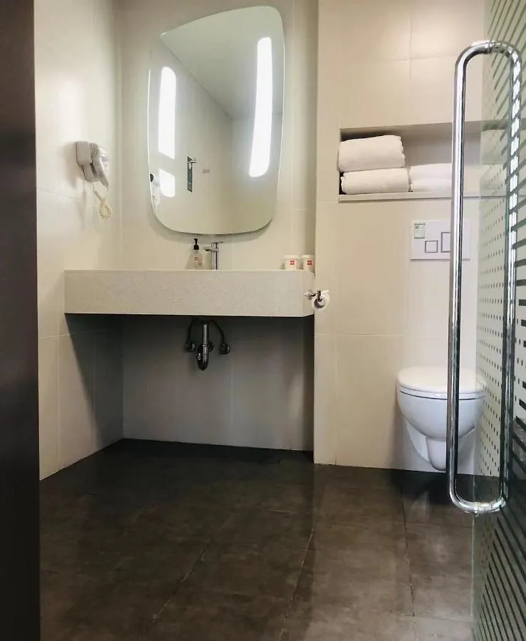 Ibis Shanghai Hongqiao Transport Hub Qibao Hotel
